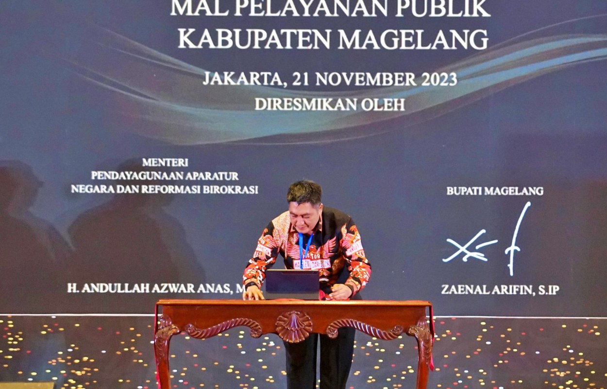 penandatanganan prasasti peresmian MPP Kabupaten Magelang oleh Bupati Magelang