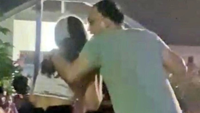 tangkapan layar video Lurah berinisial SS di Padang yang viral asyik berjoget dengan biduan