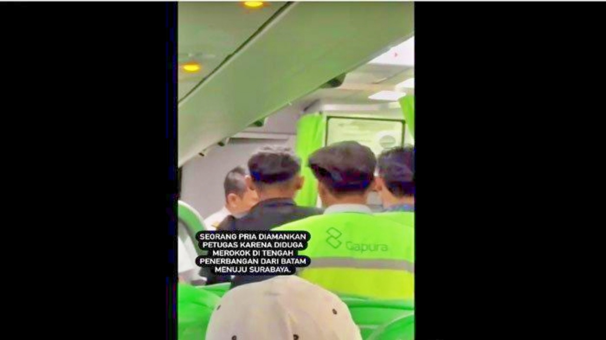 tangkapan layar video Seorang penumpang pesawat Citilink Batam ke Surabaya diamankan petugas karena kedapatan merokok dalam pesawat
