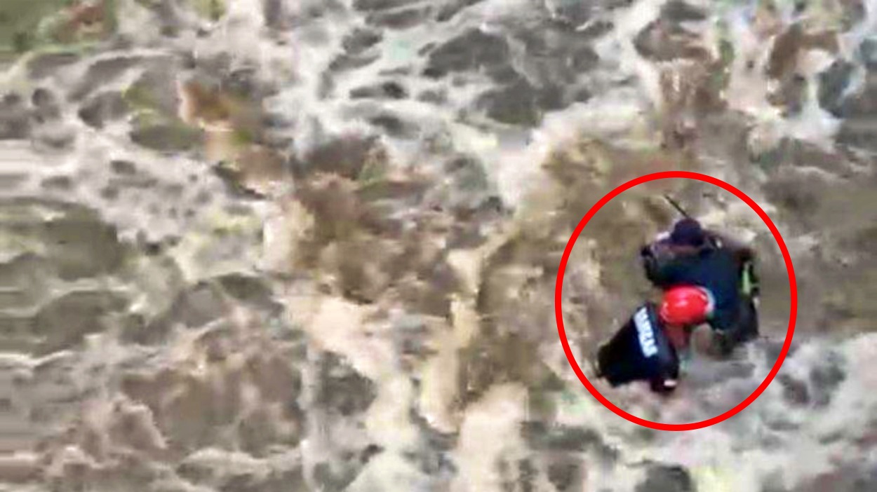 tangkapan layar video petugas Damkar evakuasi Pemancing yang terjebak Banjir di Ambarawa