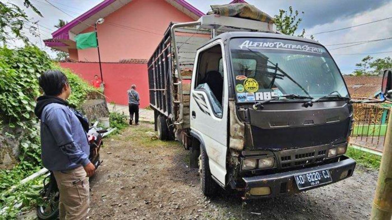 truk terparkir di depan rumah warga dan sopir kabur diduga jadi pelaku tabrak lari_foto tribun