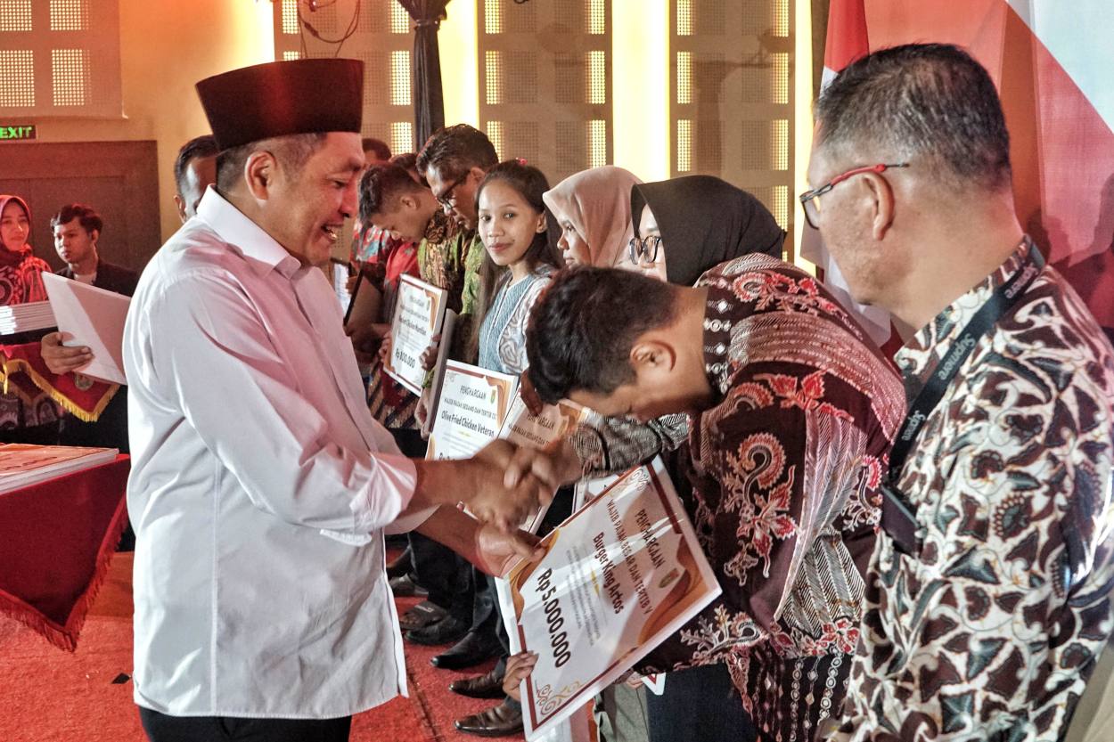 Bupati Magelang Zaenal Arifin saat memberikan penghargaan kepada para wajib pajak.