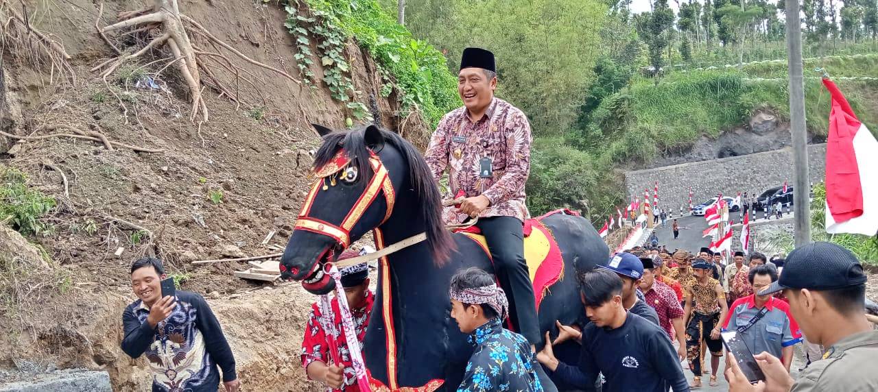 Bupati Magelang naik kuda saat hadiri peresmian Jembatan di Babadan Paten Dukun kawasan lereng merapi