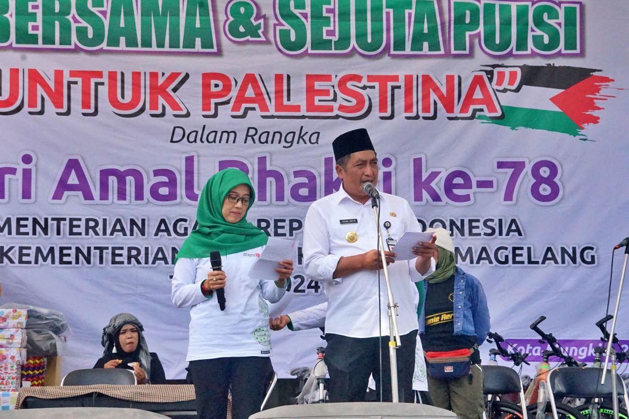 Bupati Magelang saat membaca puisi di acara Doa Bersama dan Sejuta Puisi Untuk Palestina