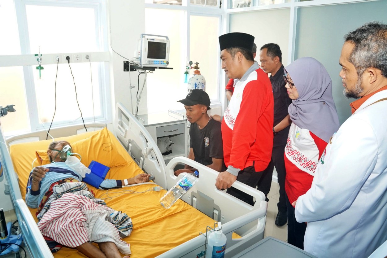 Bupati Magelang saat menenggok pasien di Gedung perawatan baru di RSUD Muntilan