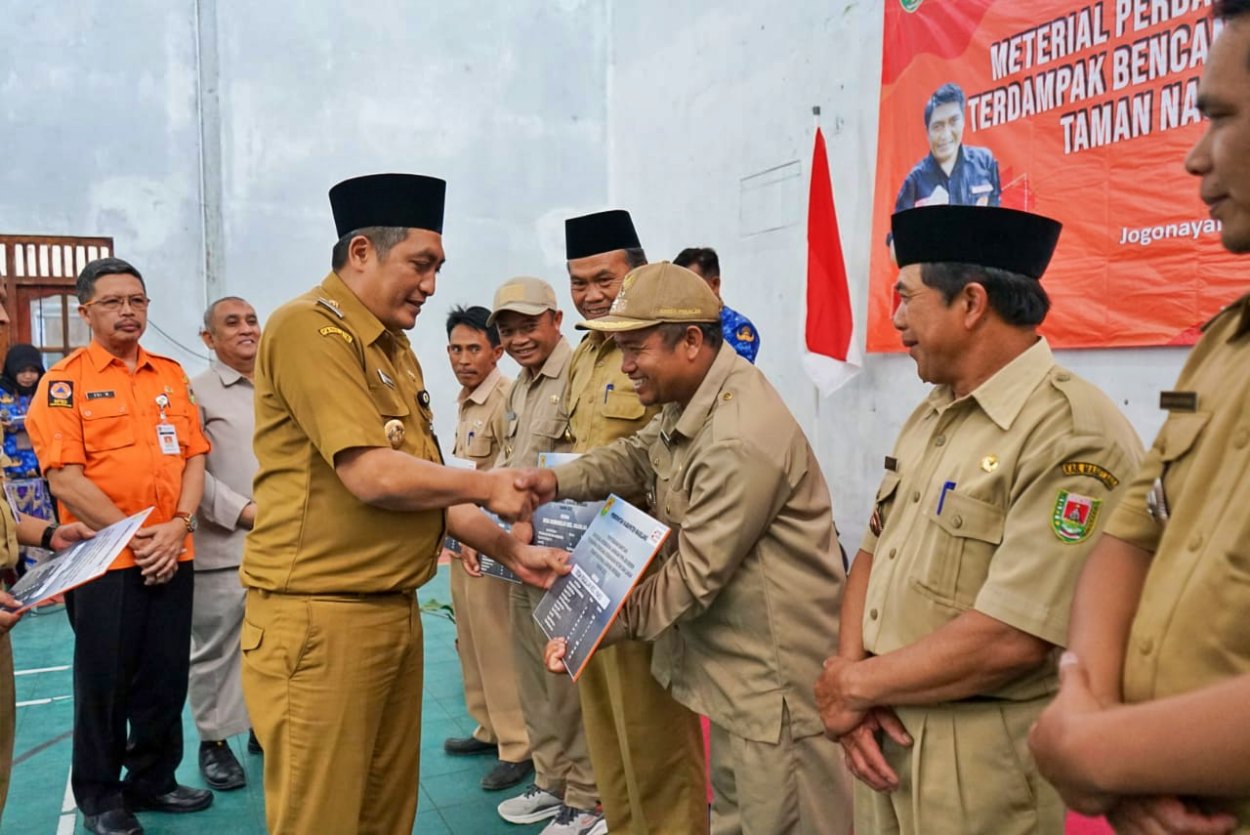 Bupati simbolis memberikan bantuan jaringan air bersih 6 desa di lereng Merbabu