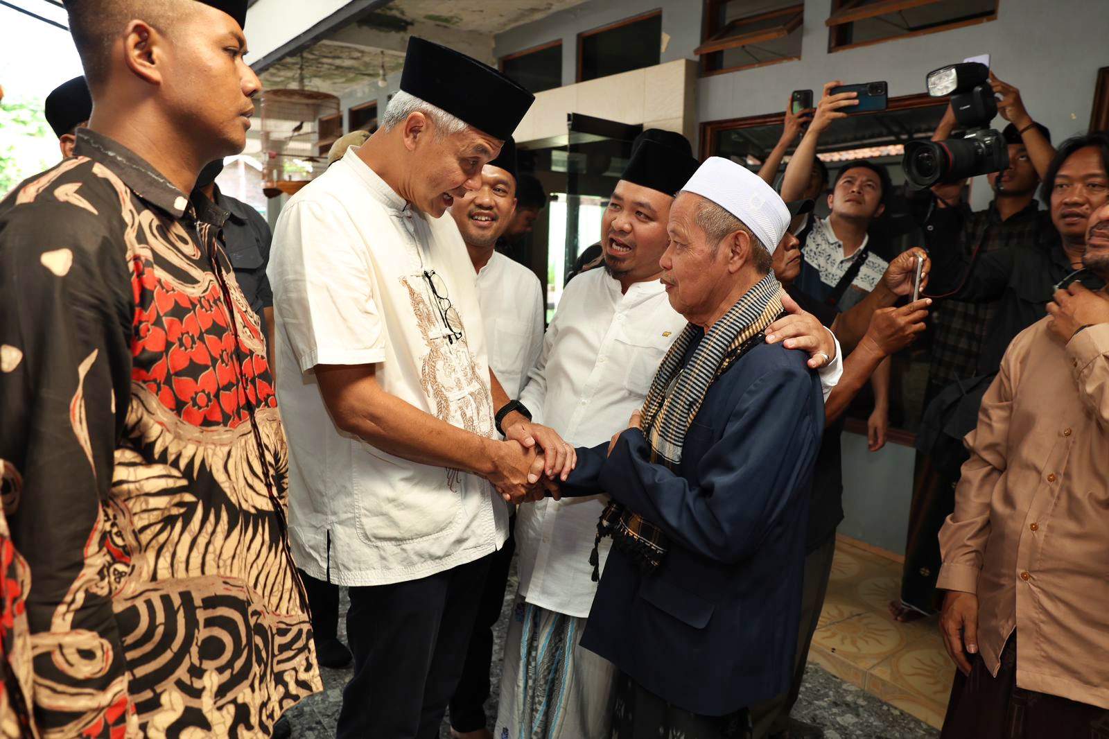 Calon Presiden nomor urut 3 Ganjar Pranowo menyempatkan sowan ke Ponpes Al Mashum di Desa Sidoagung, Kecamatan Tempuran, Kabupaten Magelang