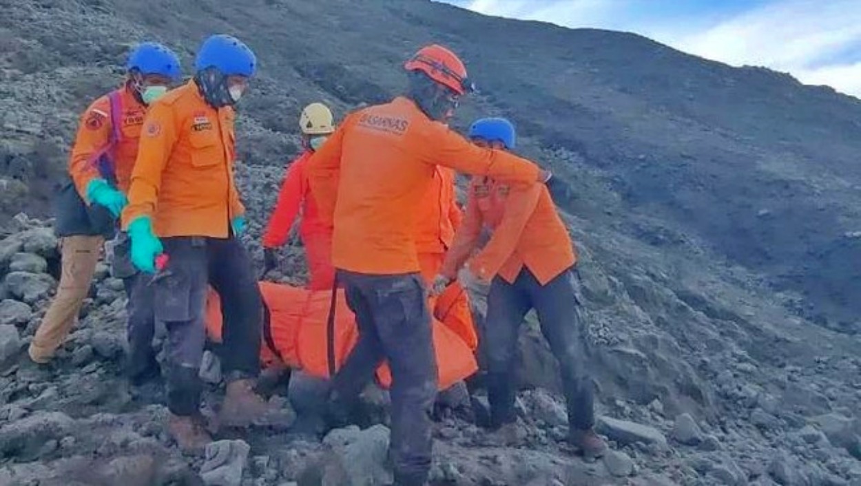 Evakuasi pendaki korban erupsi Gunung Marapi