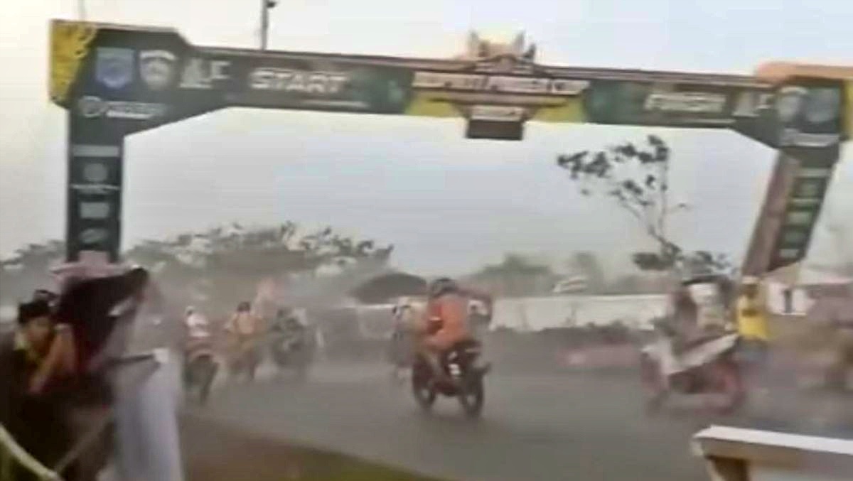 Gerbang Start Road Race Bupati Cup Paser Ambruk