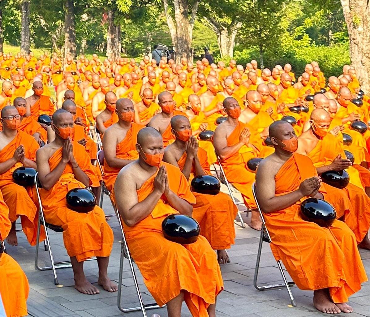 Ratusan Peserta Pabbajja Samanera Lakukan Pindapatta di Kawasan Candi Borobudur Magelang