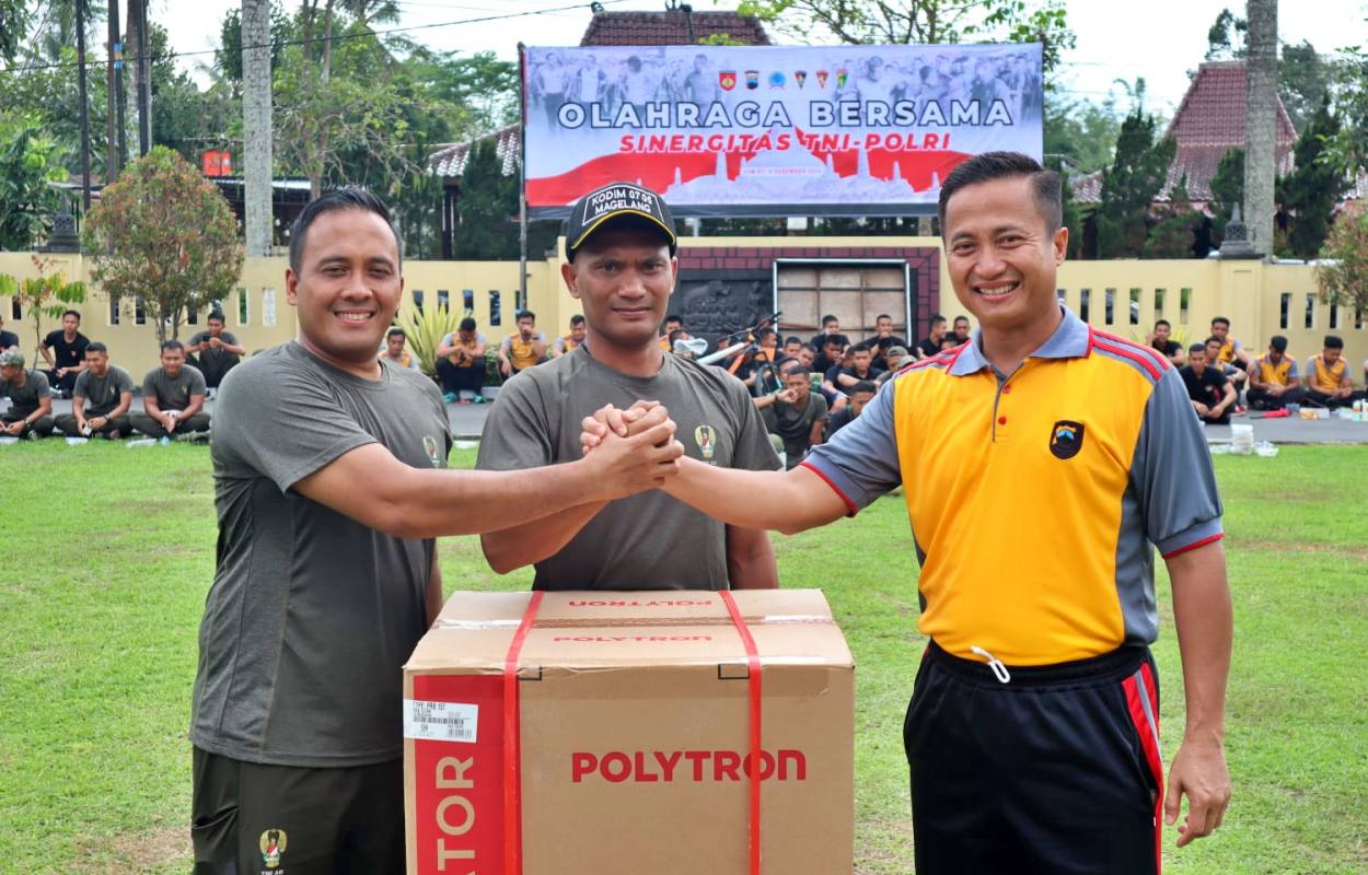 Kapolresta Magelang bersama Dandim 0705 Magelang serahkan hadiah saat olahraga bersama