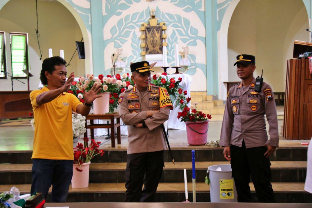 Kapolresta Magelang bersama Kapolsek Muntilan saat mengecek keamanan sebuah Gereja jelang Natal