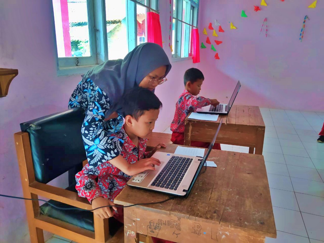 Mahasiswa PGSD UNIMMA Kenalkan Microsoft Office Di SDN Bawang