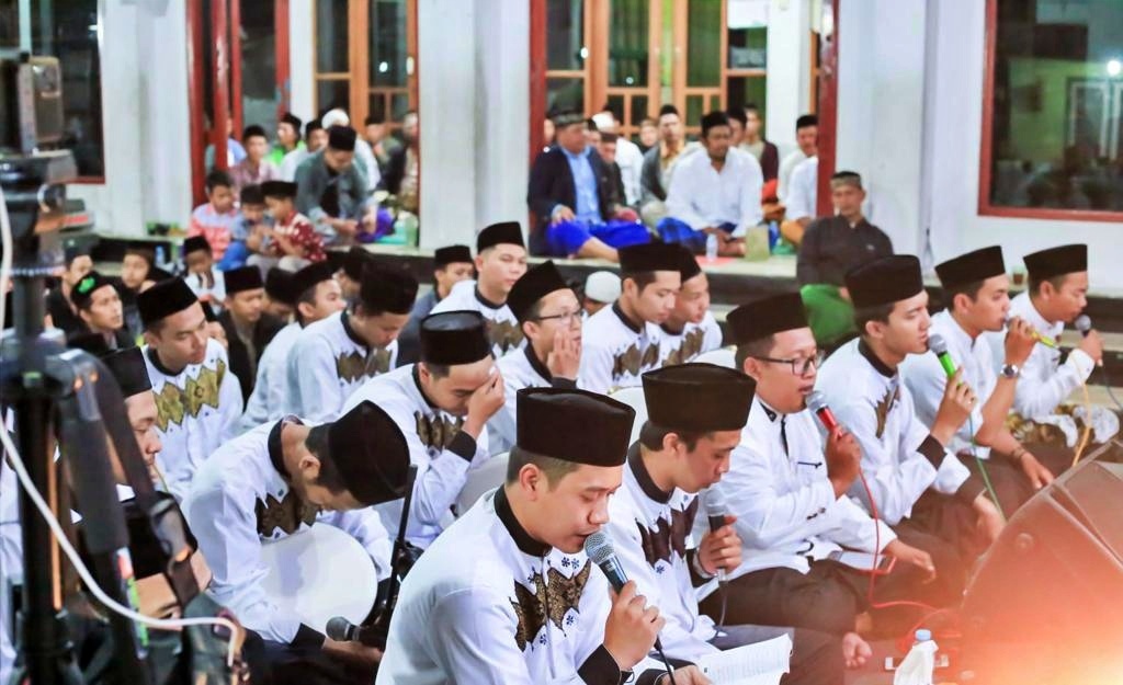 inilah Majlis sholawat Roudhotul Ikhsan sebuah kelompok Kesenian Hadrah yang berasal dari Desa Banyuurip, Kecamatan Tegalrejo, Kabupaten Magelang.