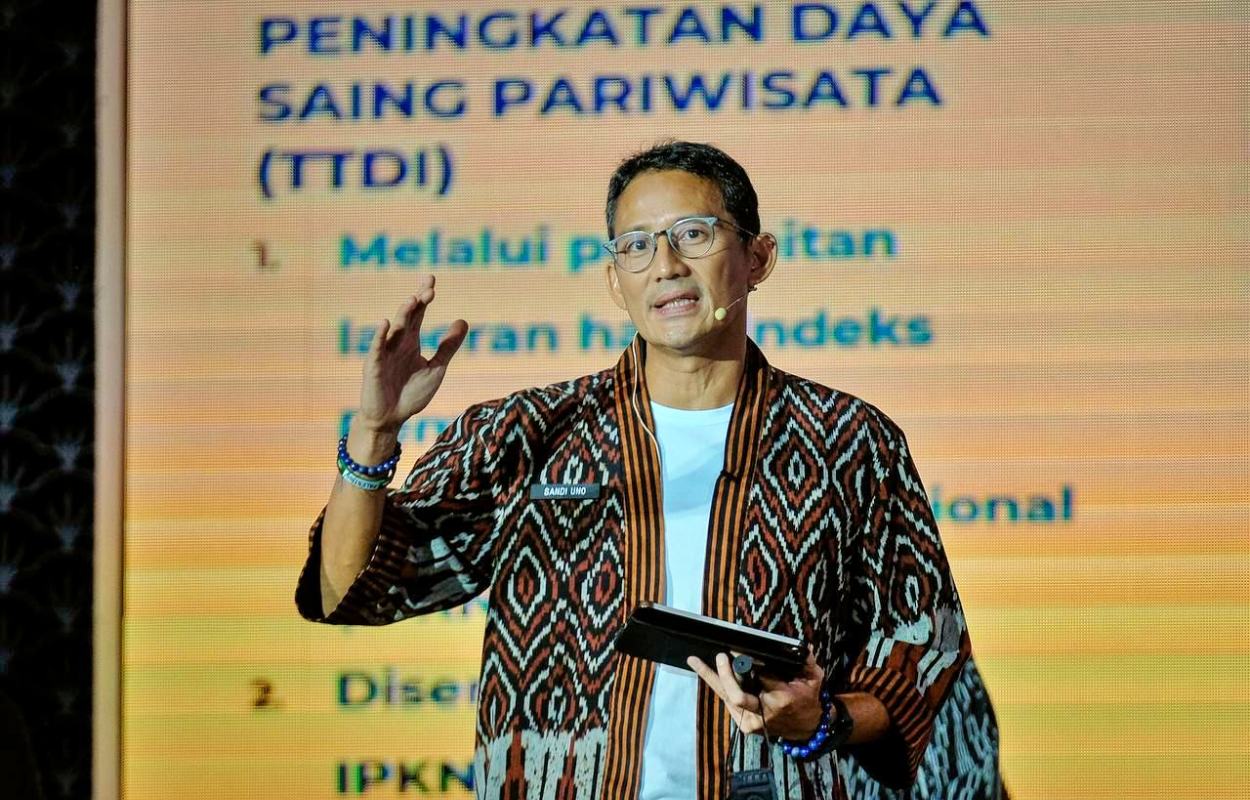 Menparekraf Sandiaga Uno memaparkan capaian kinerja sektor pariwisata dan ekonomi kreatif di sepanjang tahun 2023 dalam Jumpa Pers Akhir Tahun 2023