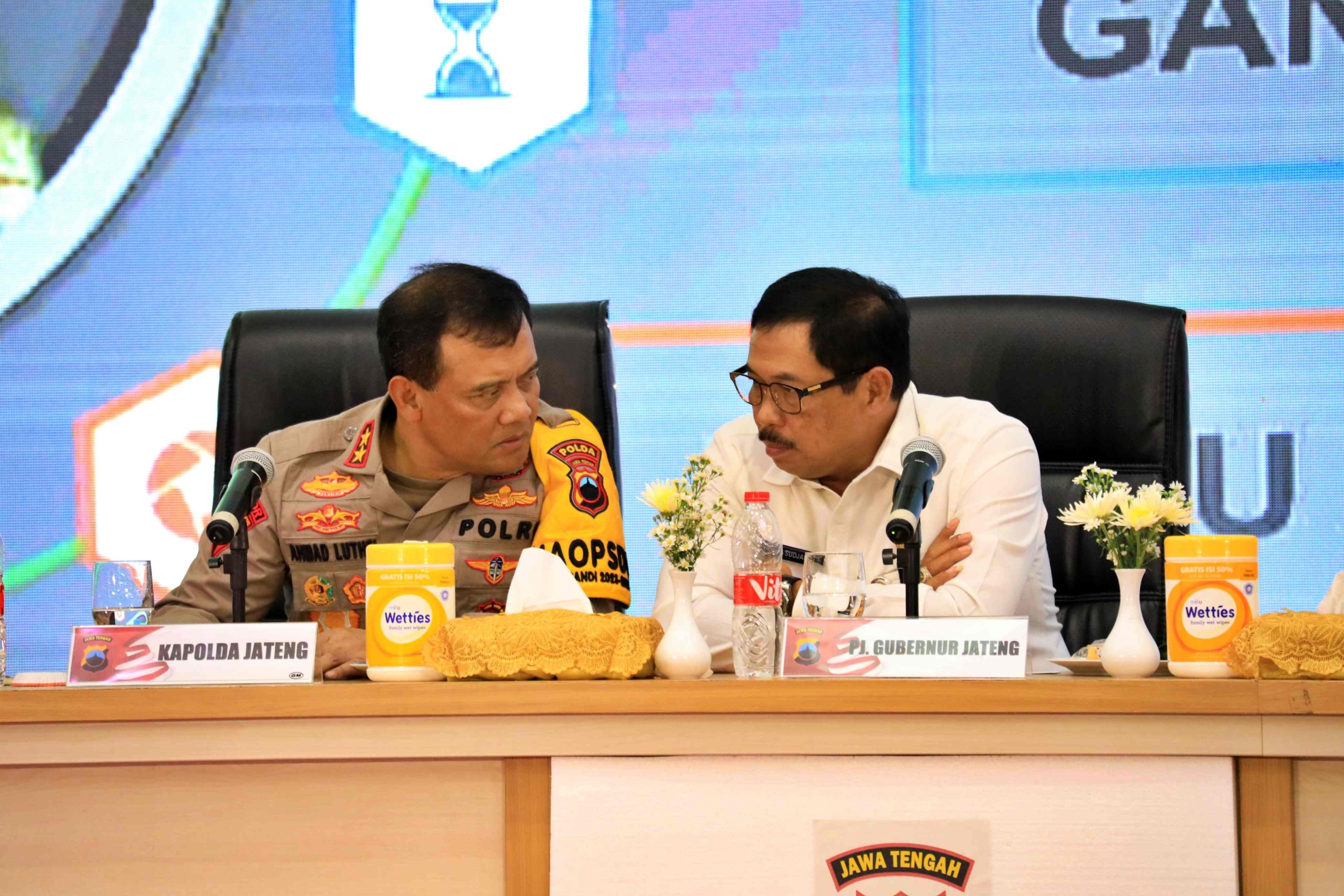 PJ Gubernur Jateng bersama Kapolda Jateng saat diskusi masalah Covid