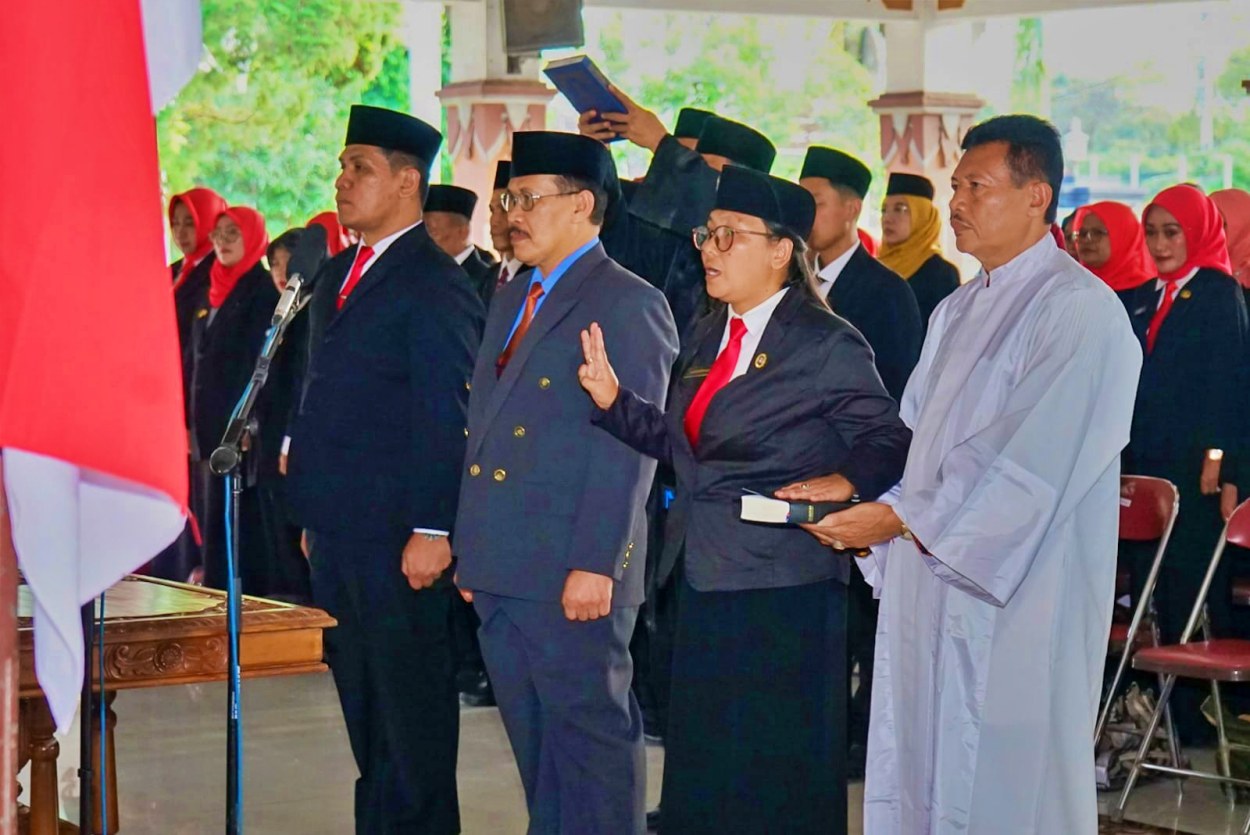 Pelantikan Kepala Dinas Kominfo dan 74 Kepala Sekola di Kabupaten Magelang
