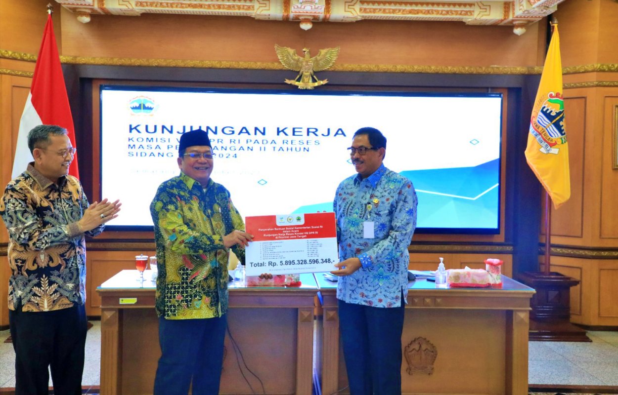 Penyerahan bantuan secara simbolis diterima oleh Pj Gubernur Jawa Tengah, Nana Sudjana saat acara kunjungan kerja reses Komisi VIII DPR RI di Kantor Gubernur Jawa Tengah
