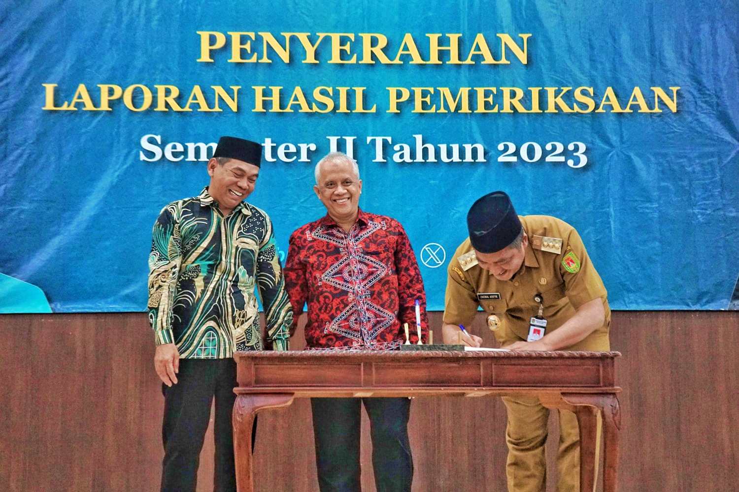 Bupati Magelang Zaenal Arifin didampingi Wakil Ketua DPRD Kabupaten Magelang, Mahmud dan Direktur Utama Perumda Air Minum Tirta Gemilang, Agus Tri Suharyono menyerahkan Laporan Hasil Pemeriksaan (LHP) Kinerja Operasional Perumda Air Minum Tirta Gemilang Kabupaten Magelang pada Badan Pemeriksa Keuangan (BPK) RI Perwakilan Provinsi Jawa Tengah