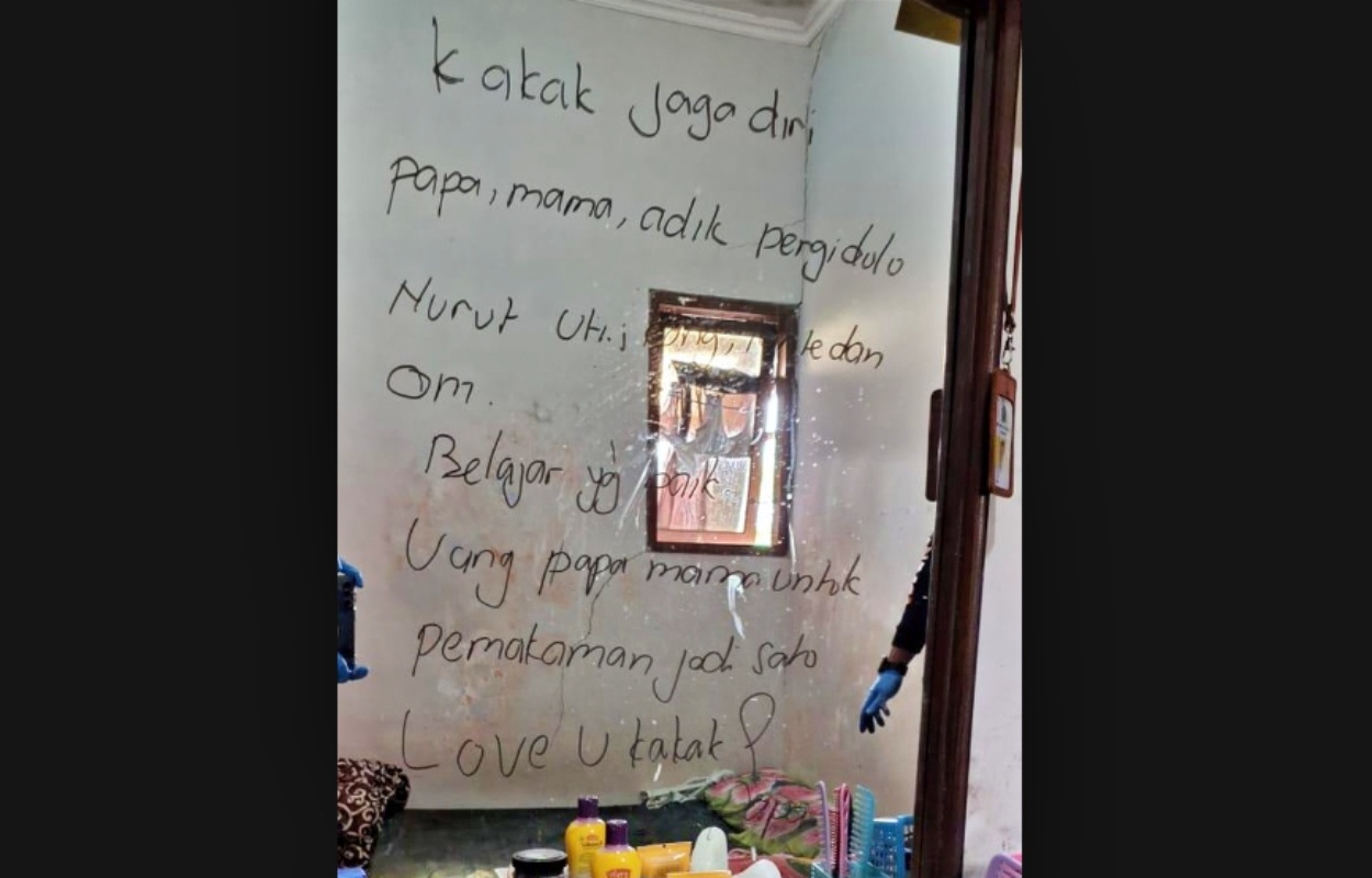 Pesan tertulis di kaca rias di dalam rumah ditemukannya 3 orang sekeluargan meninggal dunia