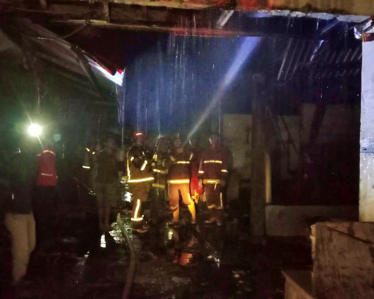 Petugas Damkar Kabupaten Magelang saat padamkan kebakaran di Pasar Pucang Secang