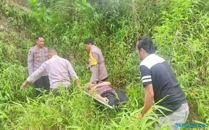 Polisi saat evakuasi seorang pria yang nekat melombat di Jembatan Tol Tuntang