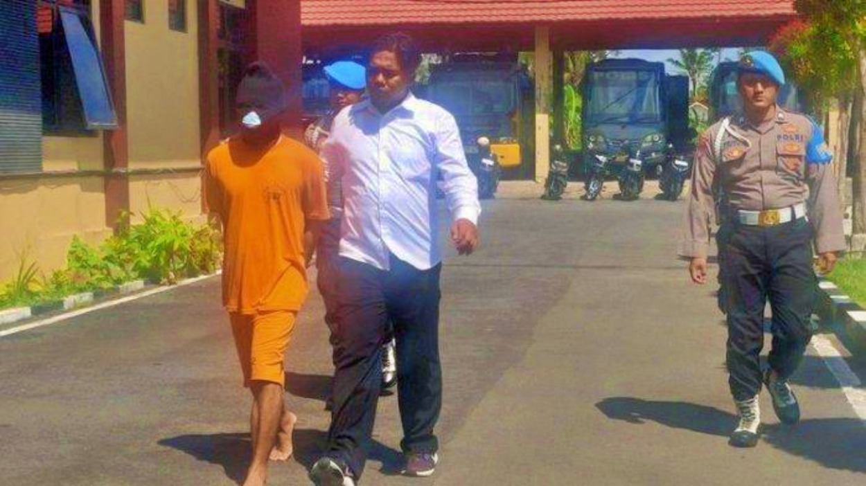 Pria di jogja hobi rekam gadis indikos sedang mandi