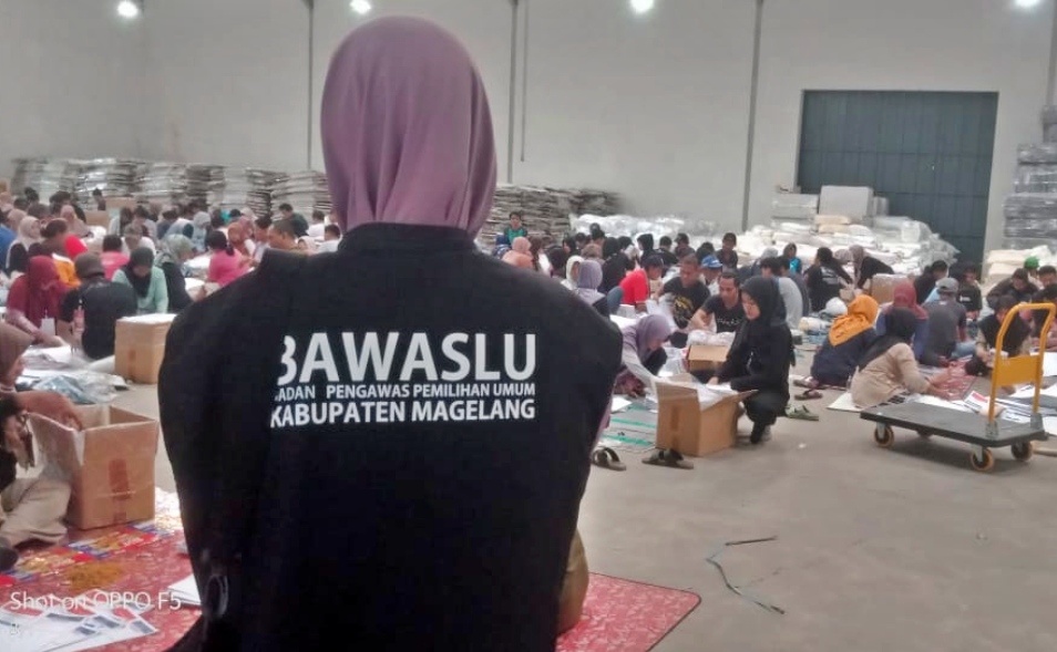 Proses pelipatan surat suara di Gudang Tamanagung Muntilan Magelang diawasi jajaran Bawaslu Kabupaten Magelang