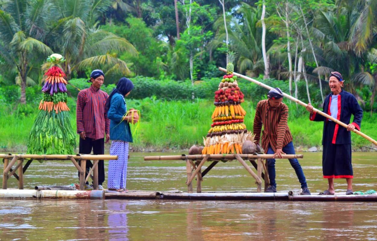 Sedekah Jala Sakmadya di Tengah Sungai Progo oleh warga Borobudur