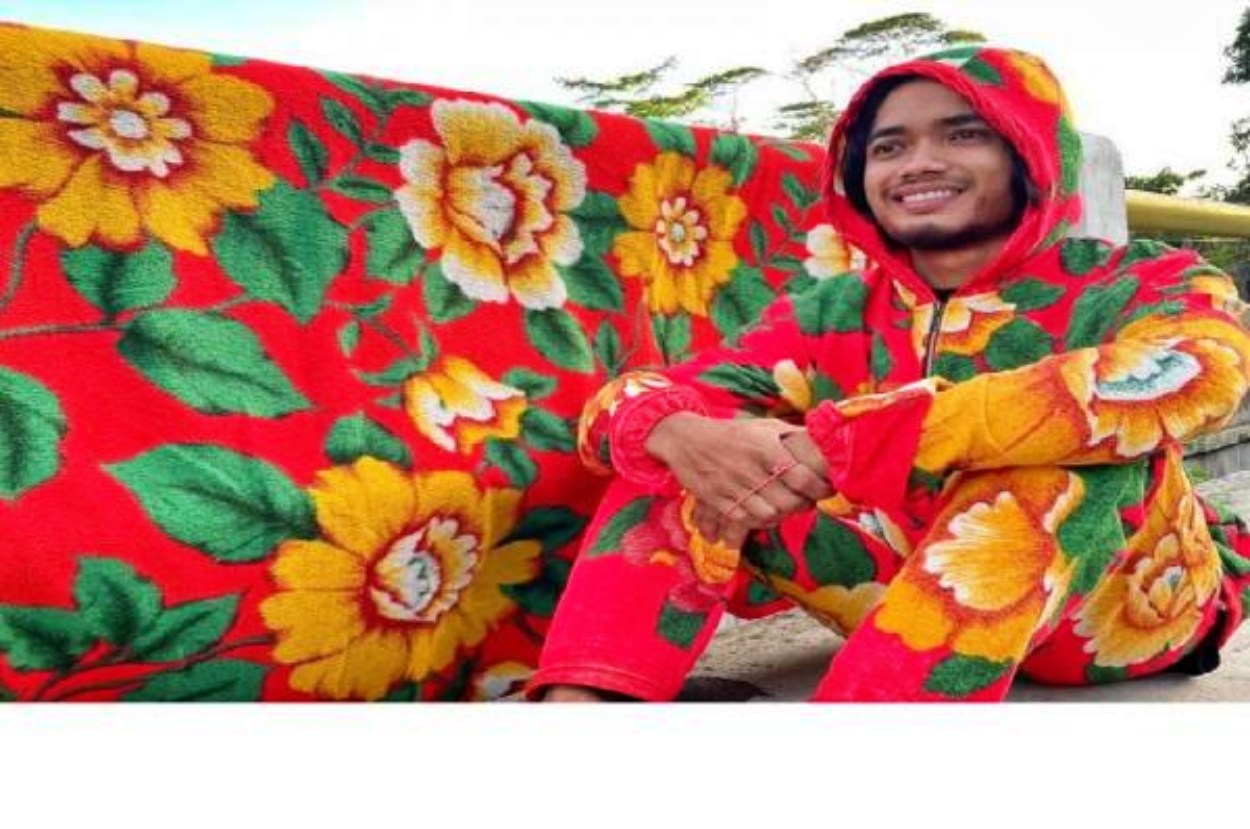 Seorang pria di Magelang membuat baju dari selimut vira. Foto: Instagram @anam_chenel
