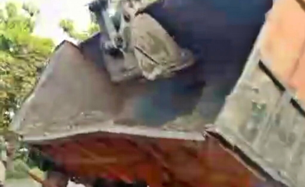 Tangkapan layar video dump truk timpa ibu dan anak setelah kecelakaan tunggal