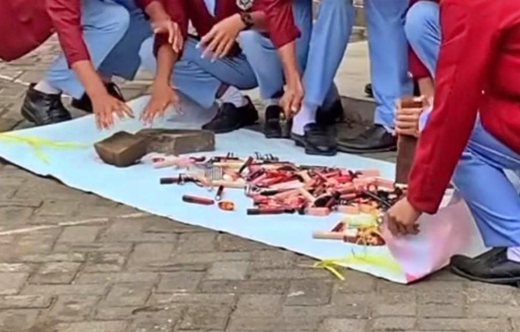 Tangkapan layar video siswa SMK di Magelang hancurkan lipstik viral di media sosial