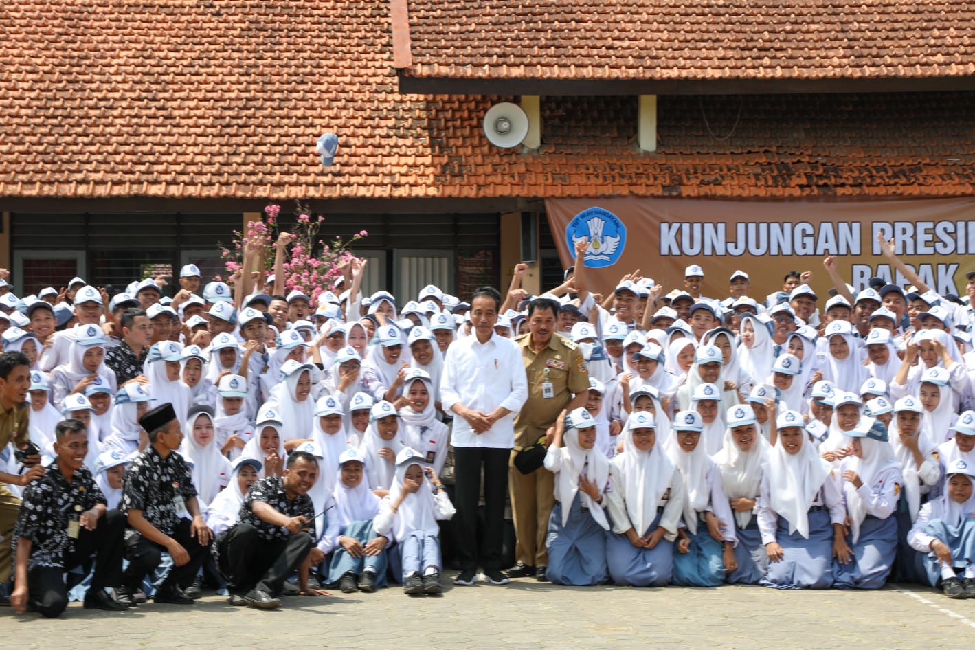 Dampingi Presiden Tinjau SMKN 1 Kedungwuni, PJ Gubernur Jateng Genjot Pendidikan Vokasi dan Pelatihan Kerja