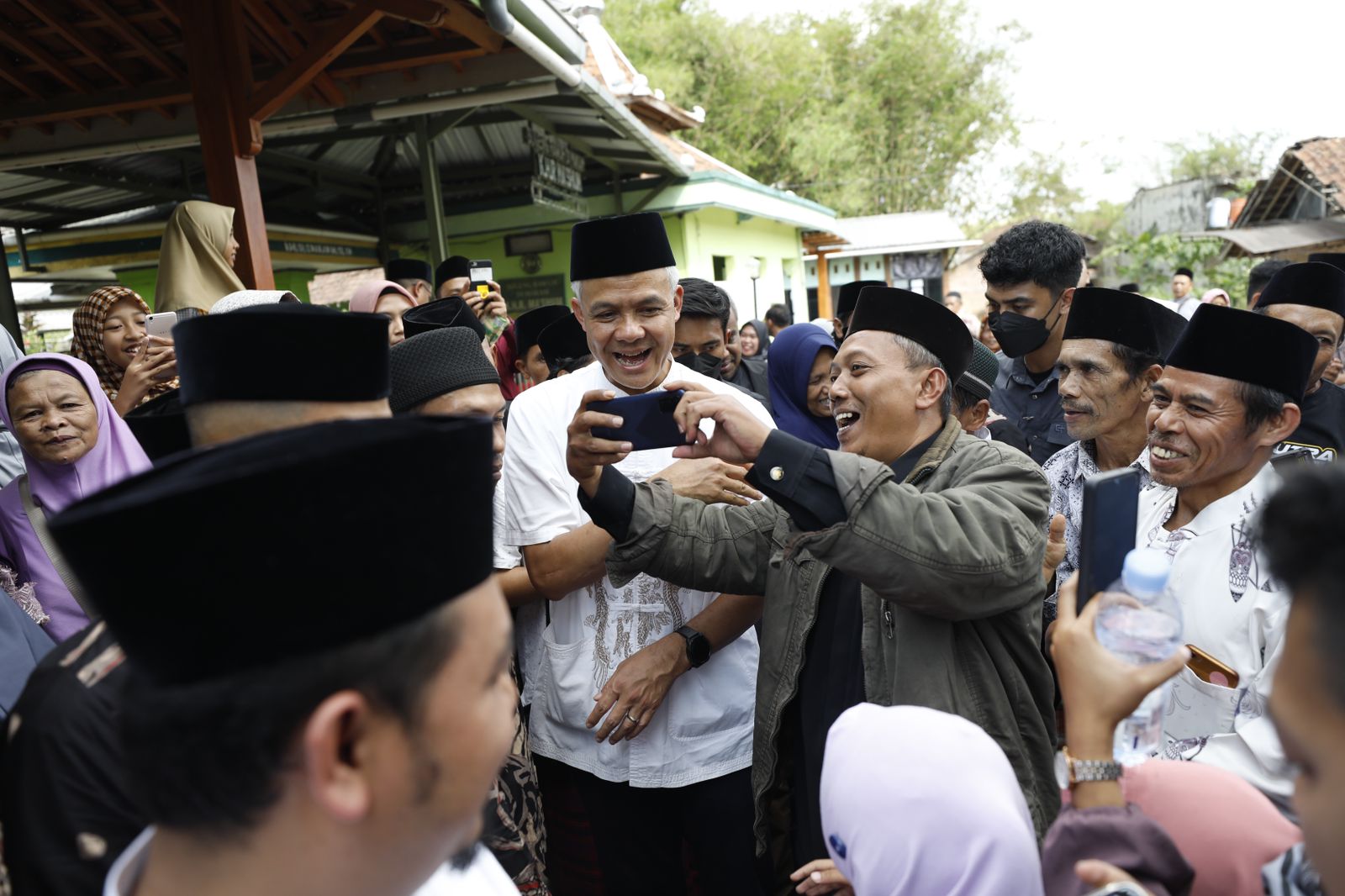 Sowan ke Ponpes Darussalam Watucongol Magelang, Ganjar Tegaskan Komitmen Bakal Jalankan UU Pesantren