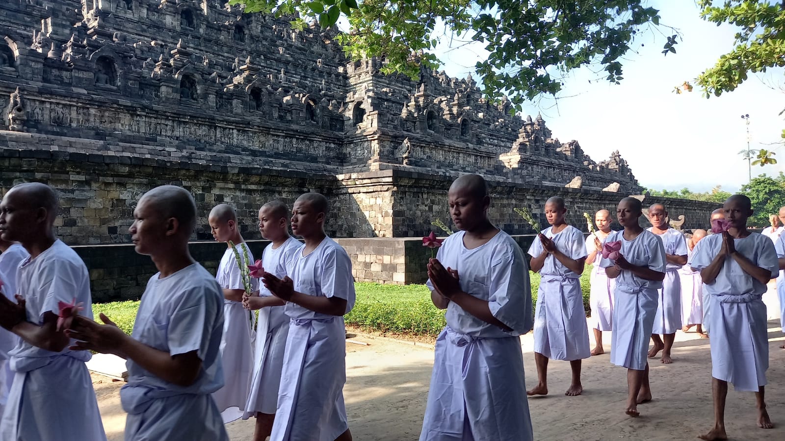 Ratusan Peserta Pabbajja Samanera Lakukan Pradaksina di Candi Borobudur