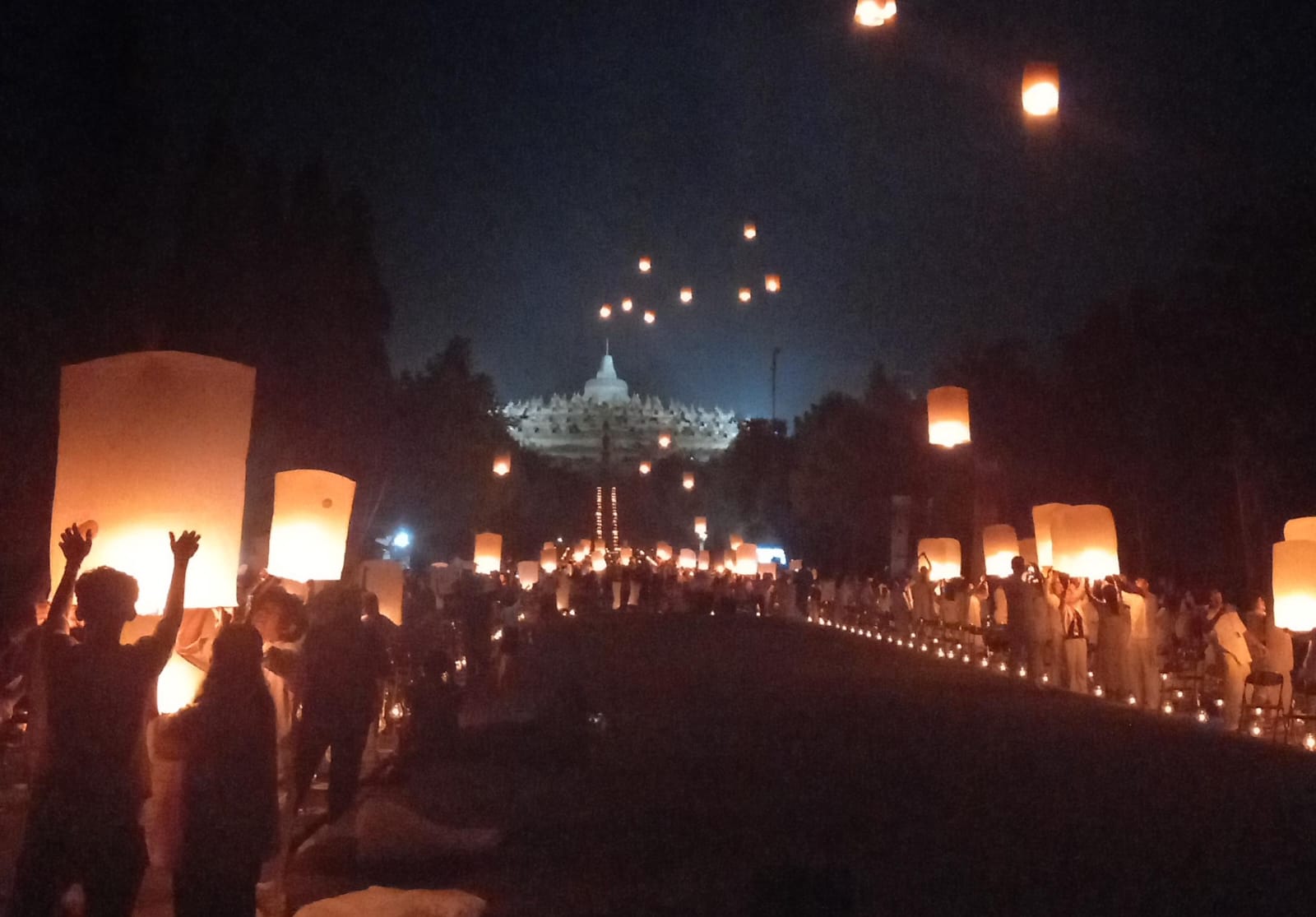 Ratusan lampion dilepas dari kawasan Taman Wisata Candi Borobudur pada Sabtu (23/12/2023) malam. 