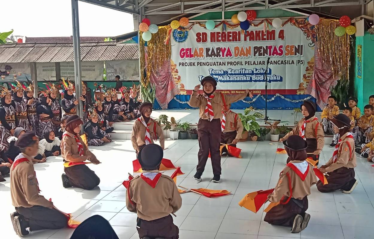 Kegiatan para siswa siswi SD Negeri 4 Pakem, Kapanewon Pakem, Kabupaten Sleman, Daerah Istimewa Yogyakarta, bertajuk Panen Karya merupakan Projek Penguatan Profil Pelajar Pancasila atau P5 dengan menguatkan kearifan lokal. Foto al