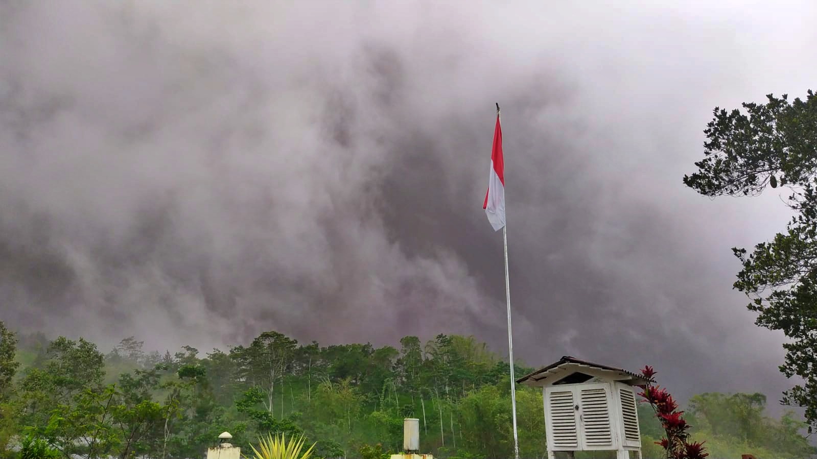 foto abu dari awan panas guguran Gunung merapi diambil dari Pos Babadan Dukun Magelang