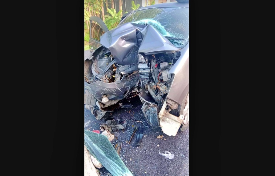 kondisi mobil rusak parah setelah tabrak pembatas jalan di Secang Magelang