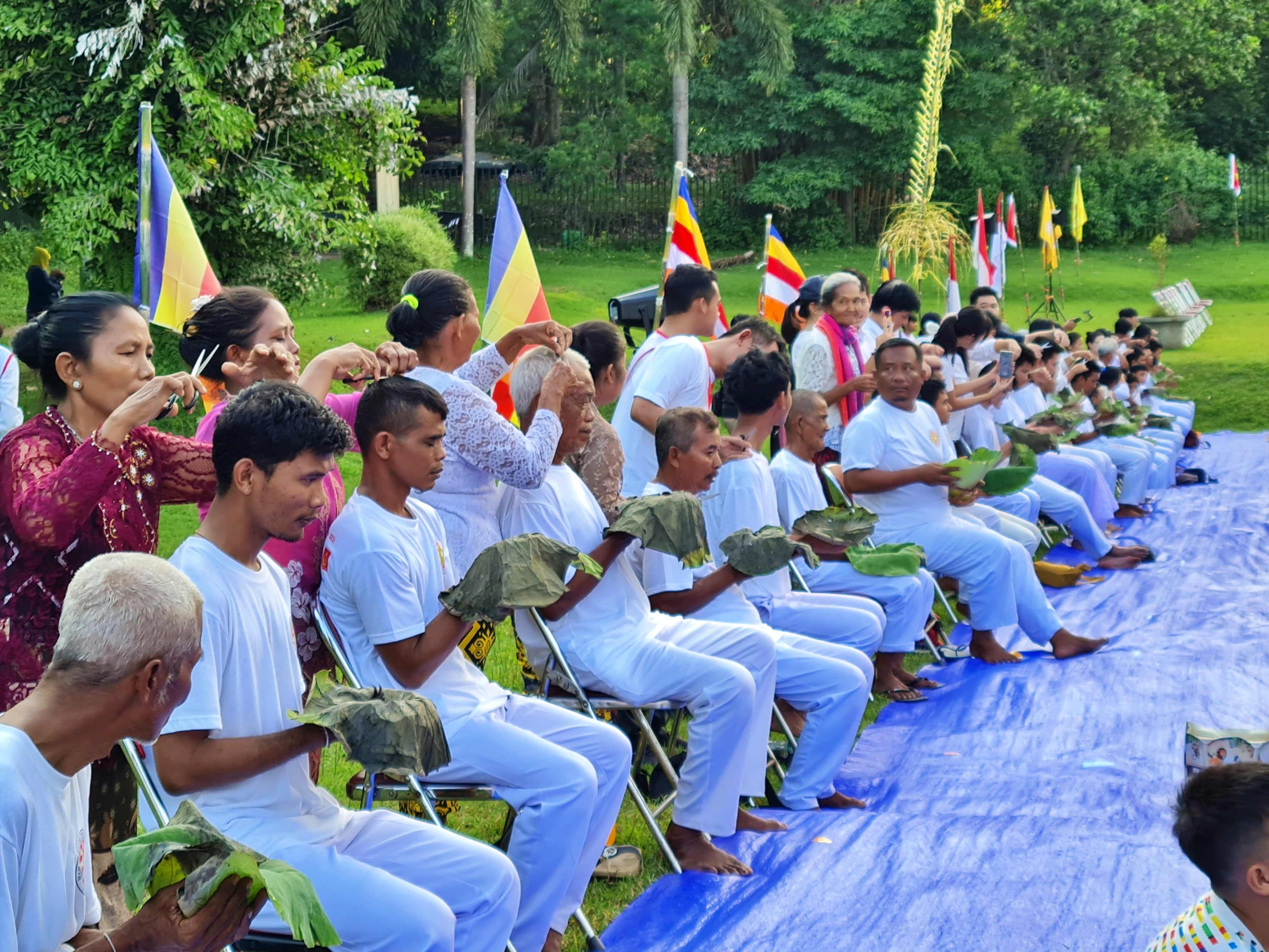 pencukuran rambut 500 calon samanera di Candi Borobudur