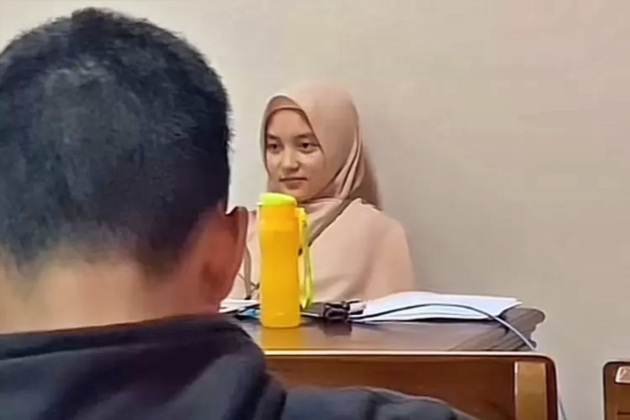 tangkapan layar video dosen cantik di Untidar