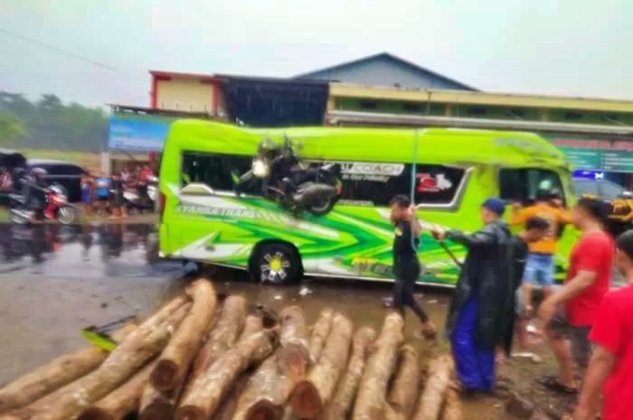 tangkapan layar video kecelakaan sepeda motor dengan microbus di mlonggo Jepara