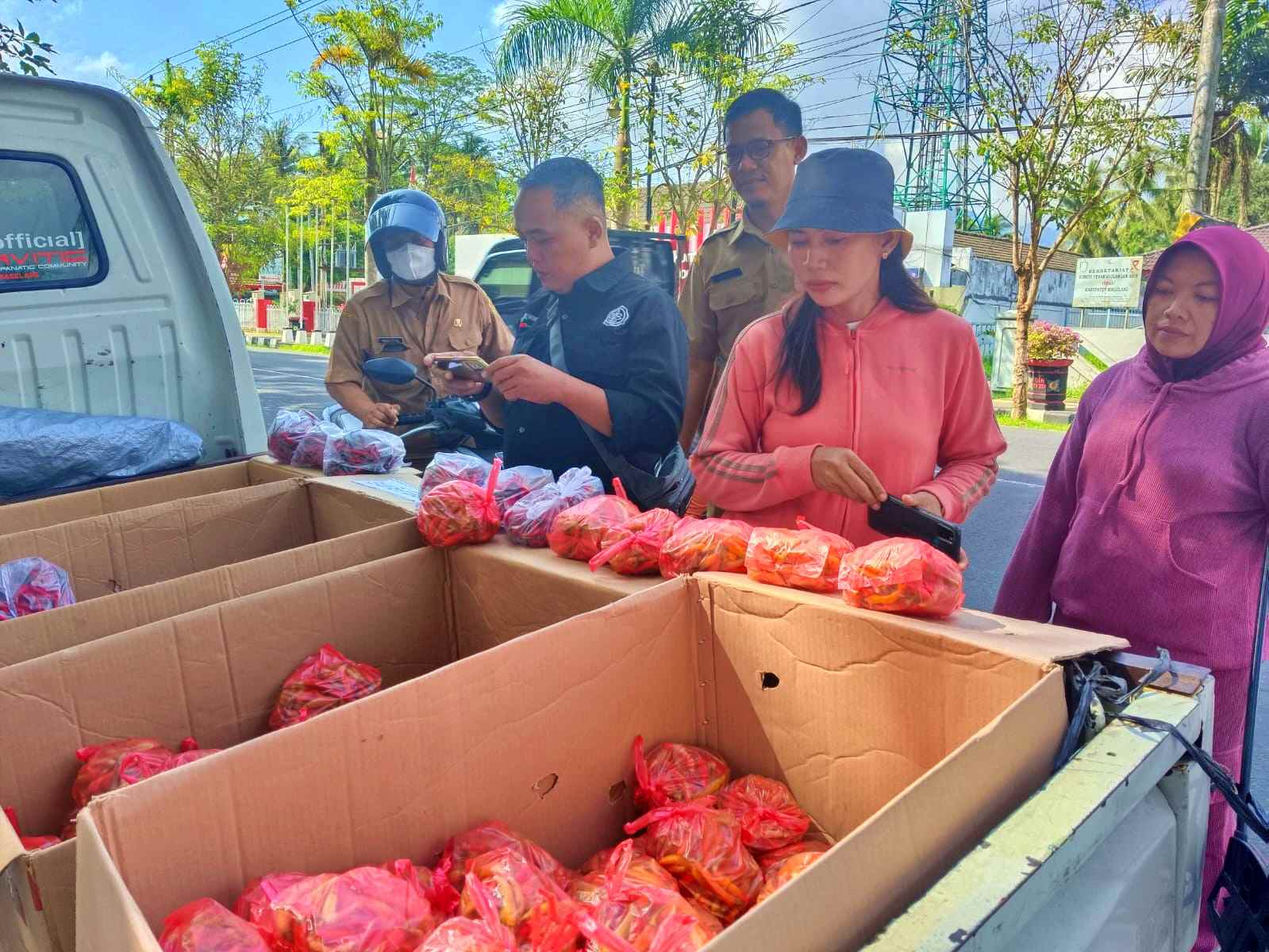 warga saat membeli cabai harga pertani untuk stabilkan harga oleh Dinas Pertanian Kabupaten Magelang