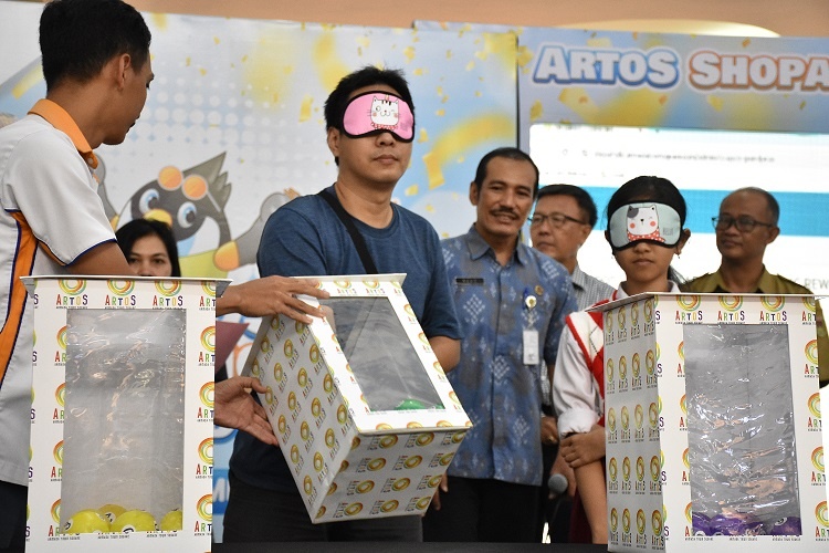 Beberapa Customer yang Ditunjuk Secara Acak Mengambil Nomor Kupon yang akan diUndi di Artos Mall