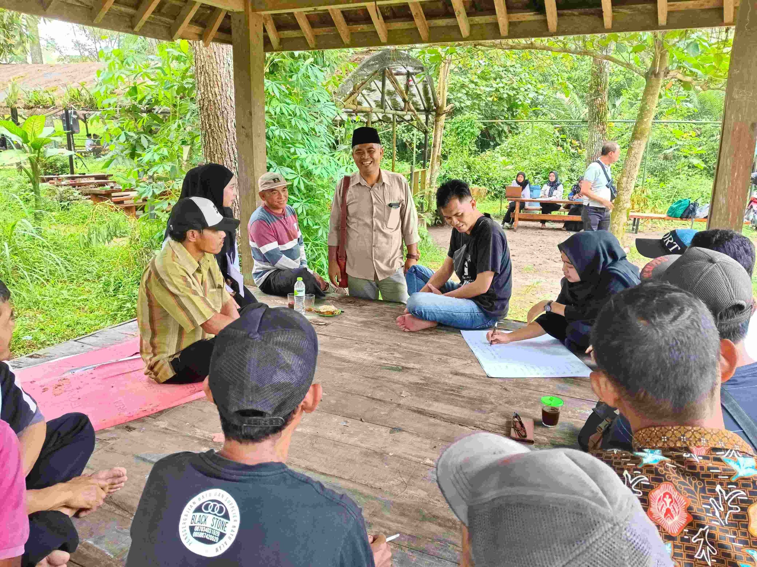 Diskusi Kelompok pemetaan potensi rawan di TPS oleh Buruh Senggrong Merapi dalam acara sosialisasi Bawaslu Kabupaten Magelang