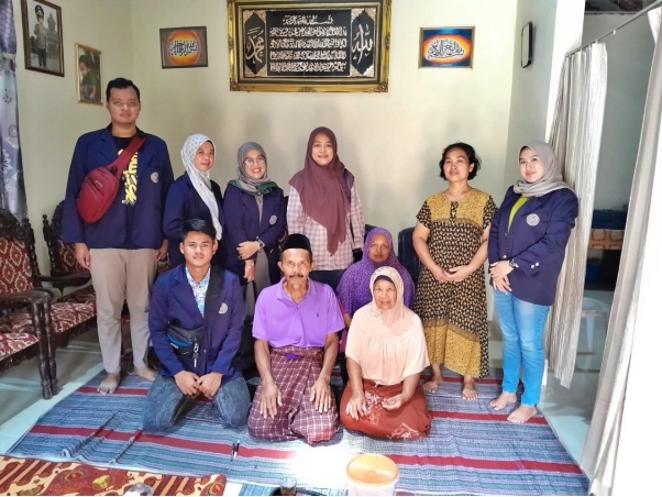 Diskusi dengan Ketua RT terkait Bank Sampah Dekoro Asri oleh mahasiswa PPMT UNIMMA