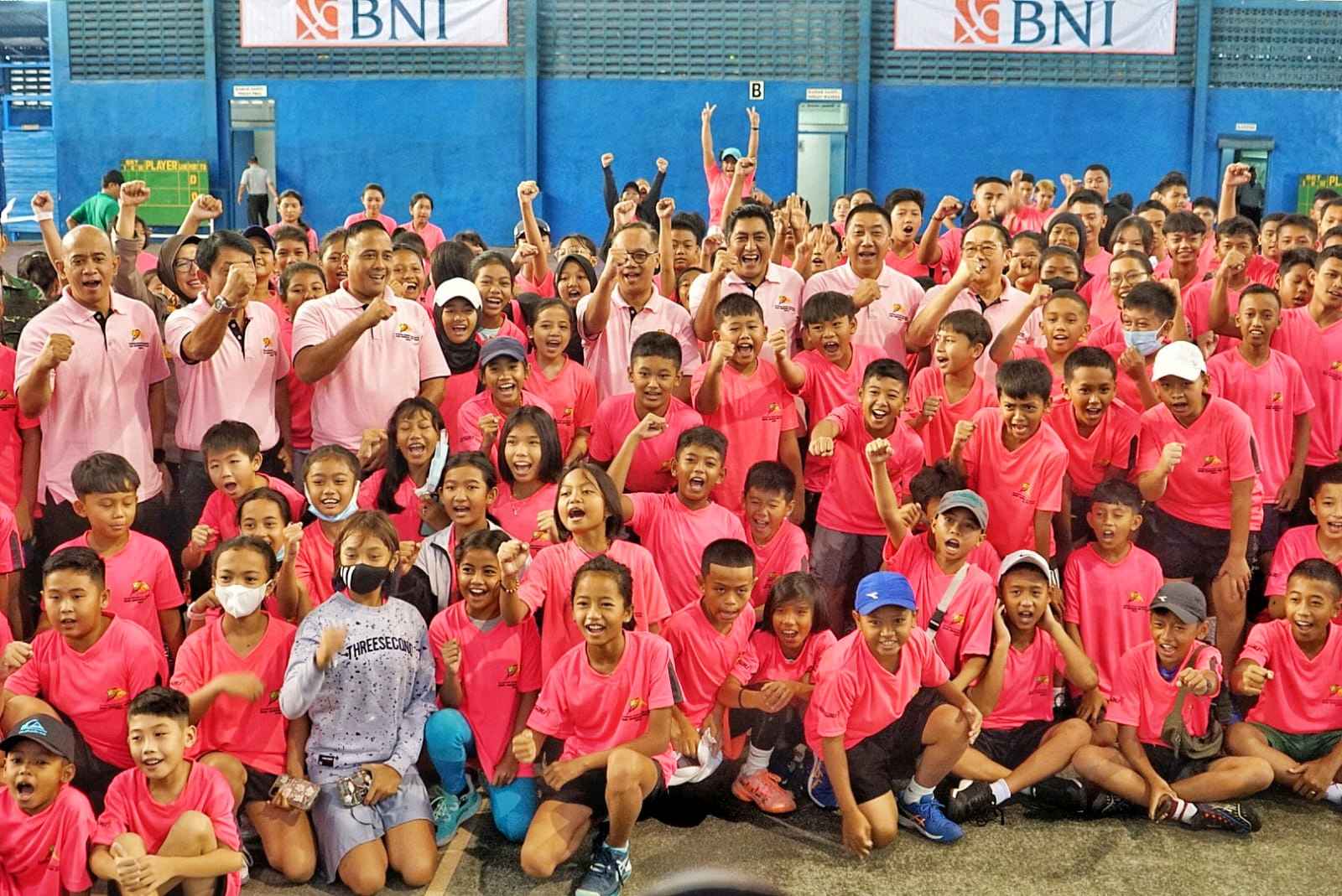 Foto bersama jajaran Forkompinda setelah membuka Kejuaraan Nasional Tenis Yunior New Armada Cup Ke XXVI