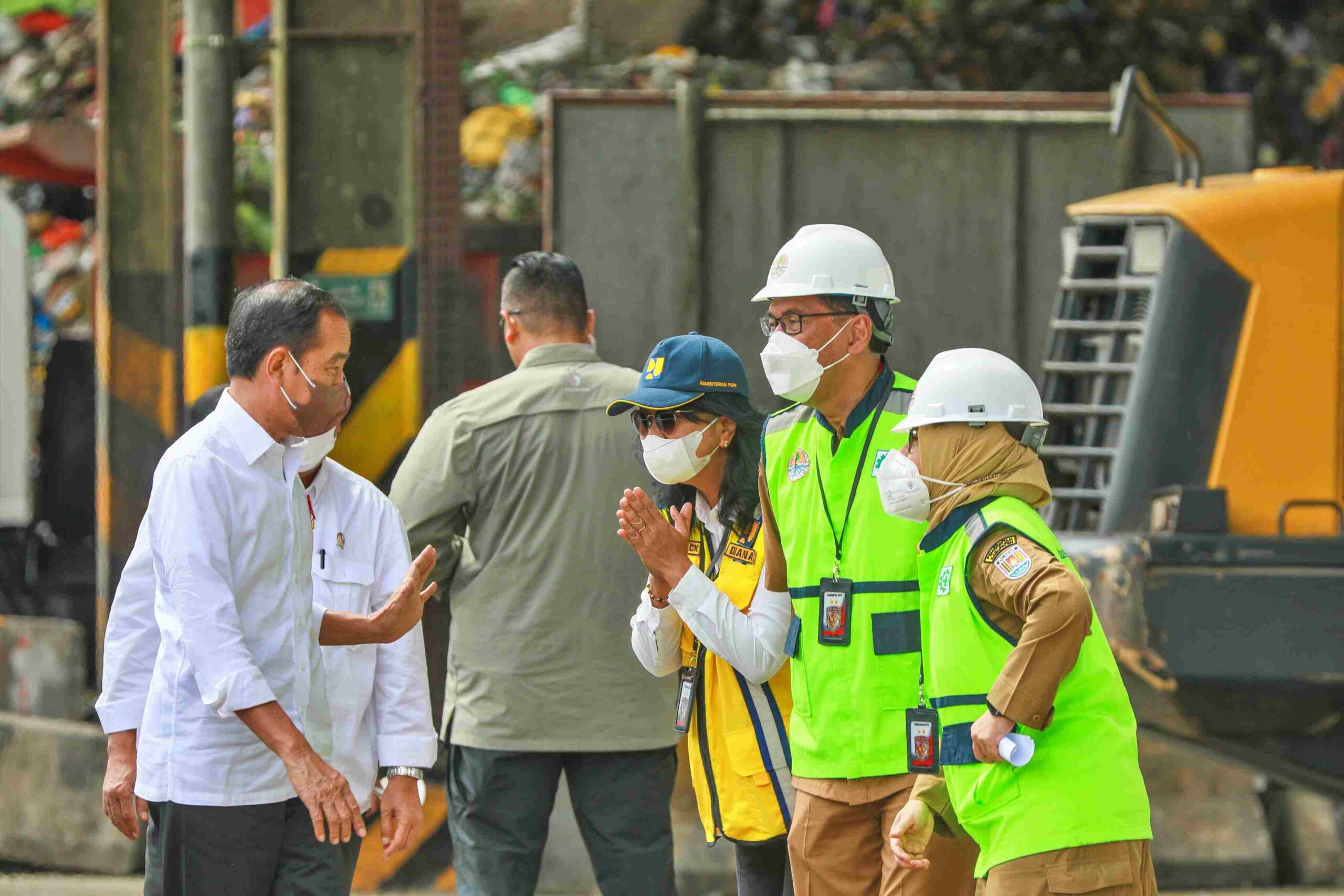 Jokowi saat kunjungan tempat pengolahan sampah di Cilacap
