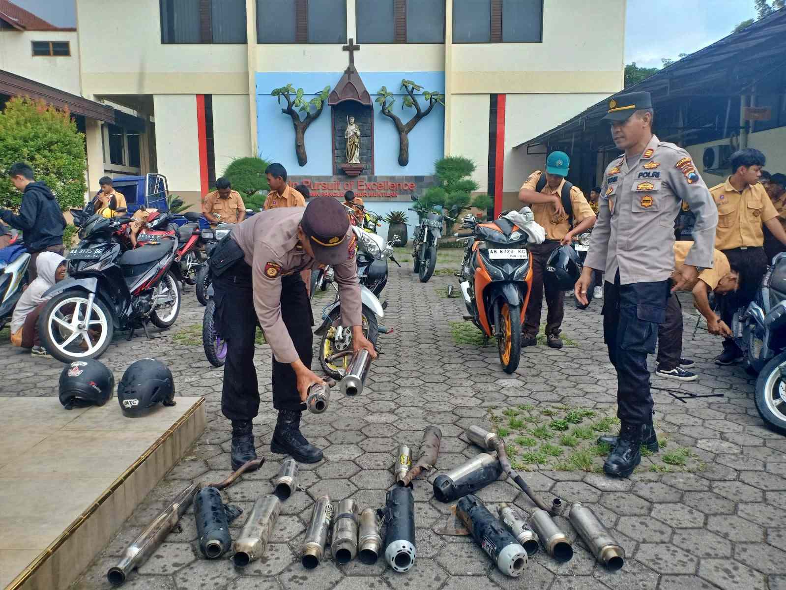 Kapolsek Muntilan pimpin sosialisasi dan patraoli Knalpot Brong di sebuah sekolah