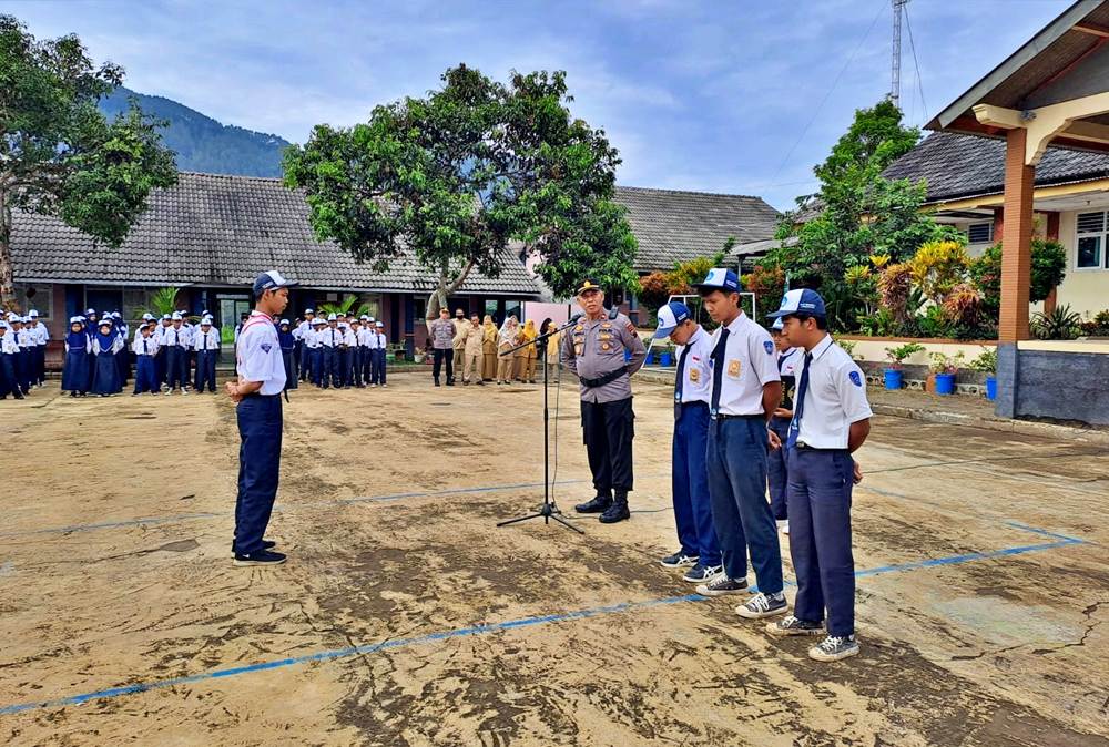 Kapolsek Windusari saat menjadi Pembina Upacara di SMP N 2 Windusari Magelang